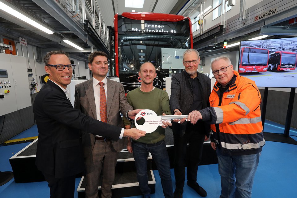 Foto zeigt (v.l.) Dipl.-Ing. Thorsten Harder (Technischer Vorstand BSAG), Nikolaus Oberkandler (Leiter des Referats Elektromobilität und Ladeinfrastruktur im Bundesministerium für Verkehr (BMV), Patryk Rogowski (Leitung Betriebshof Blumenthal), Staatsrat Dr. Ralph Baumheier (BSAG-Aufsichtsratsvorsitzender) und Thorsten Neemann (Projektleiter)