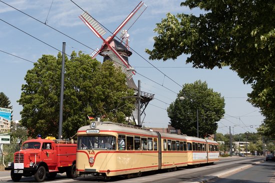 Historische Straßenbahn vor der Horner Mühle