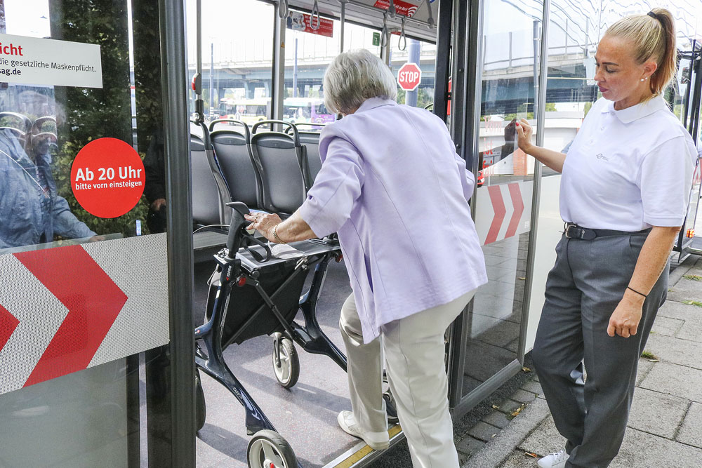 Einstieg unter Anleitung in einen Bus mit einem Rollator